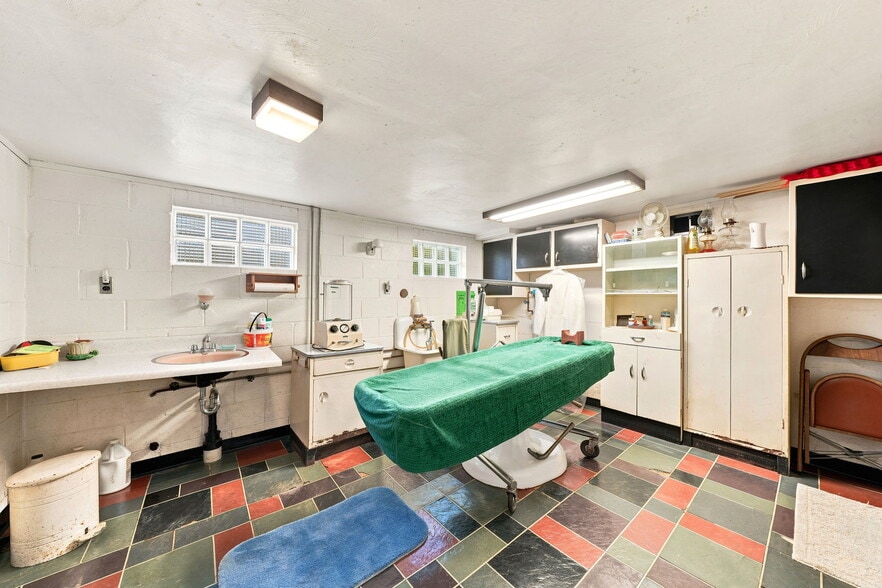 More Photos Of 1519 Renton Rd, Pittsburgh Funeral Home For Sale