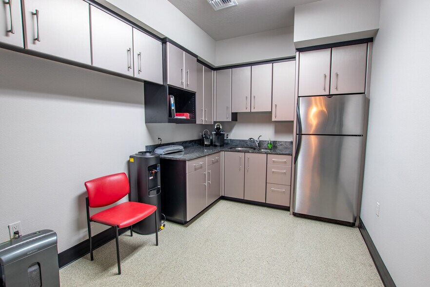 More Photos Of 692 N Aylor Ct, Sisters Warehouse For Lease