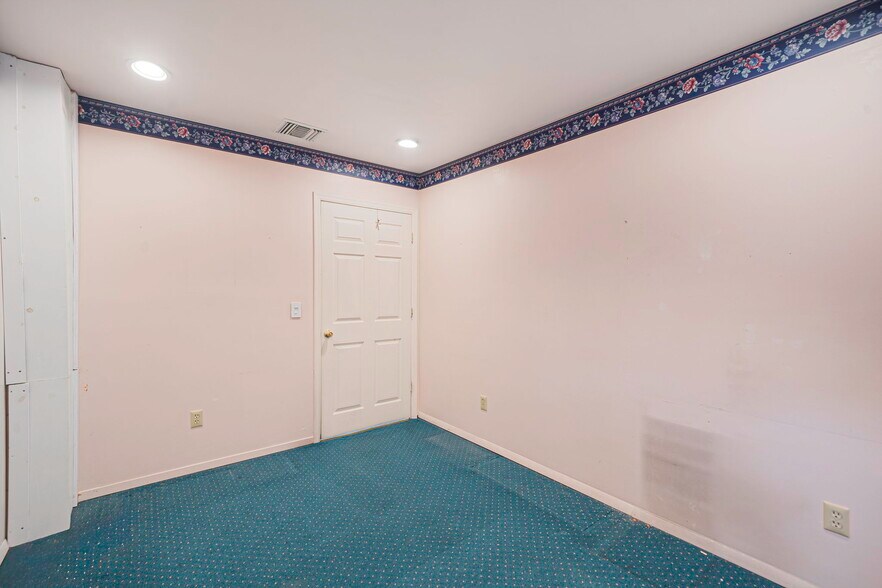 More Photos Of 147 N Ocean Ave, Patchogue Office For Sale