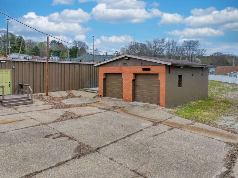 More Photos Of 4540 Emerson Ave, Parkersburg Bar For Lease