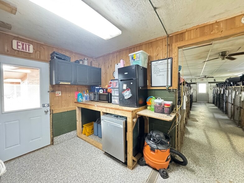 More Photos Of 2350 Highway 17 S, Rhinelander Veterinarian Kennel For Sale