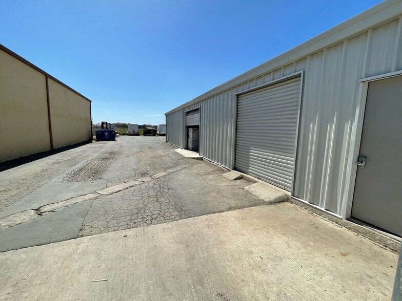 More Photos Of 2118 Mannix Dr, San Antonio Showroom For Sale