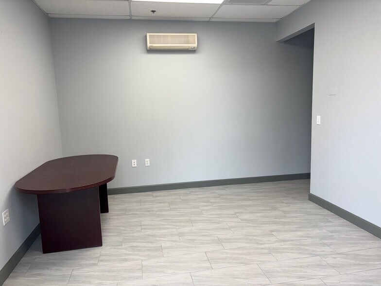 More Photos Of 3580 W Electra Ln, Glendale Showroom For Lease