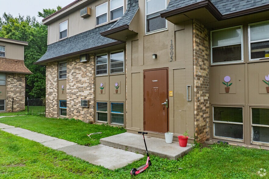 More Photos Of 1805 Arlington Ave, Des Moines Apartments For Sale