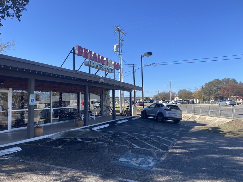 More Photos Of 1515 N Walnut Ave, New Braunfels Freestanding For Lease