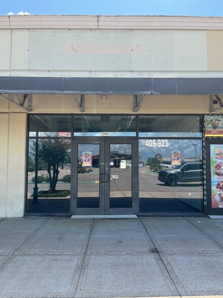 More Photos Of 4402 Dowlen Rd, Beaumont General Retail For Lease