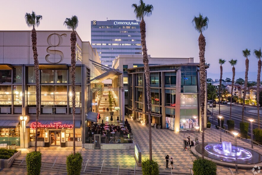 More Photos Of 15301 Ventura Blvd, Sherman Oaks Storefront For Lease