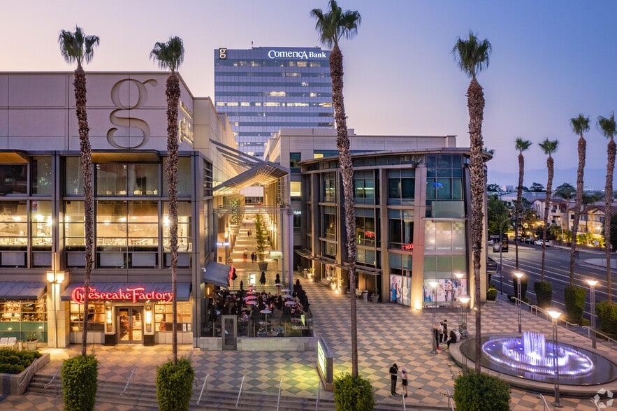 More Photos Of 15301 Ventura Blvd, Sherman Oaks Storefront For Lease