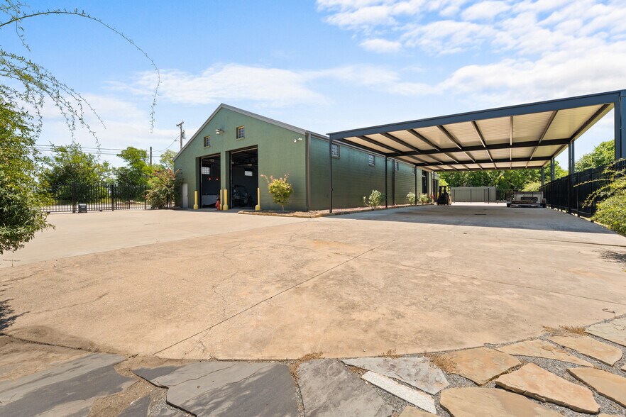 More Photos Of 1400 S Gribble St, Sherman Flex For Sale