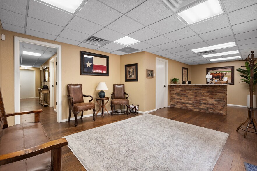 More Photos Of 2529 74th St, Lubbock Office For Lease