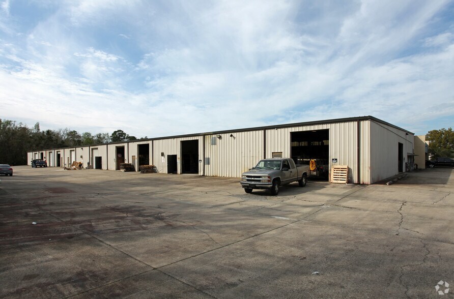More Photos Of 5401-5481 Bryant Ave, Sanford Showroom For Lease