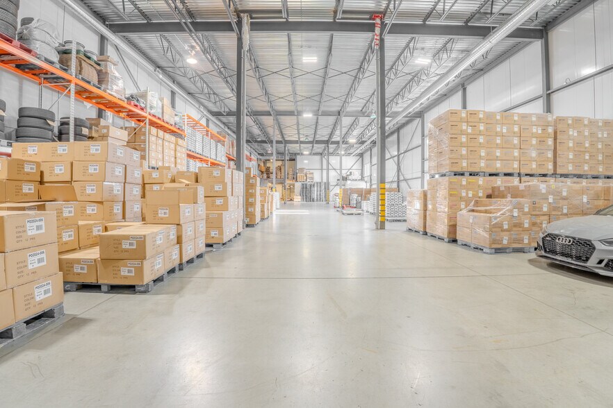 More Photos Of 2686 Ch de la Petite-Côte, Laval Light Distribution For Sale