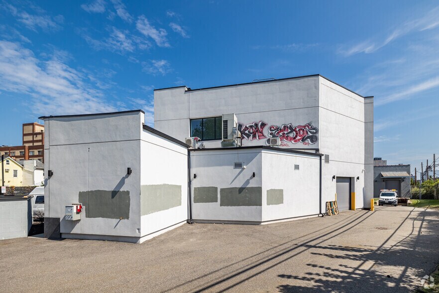 More Photos Of 91-30 Van Wyck Expwy, Jamaica Freestanding For Lease