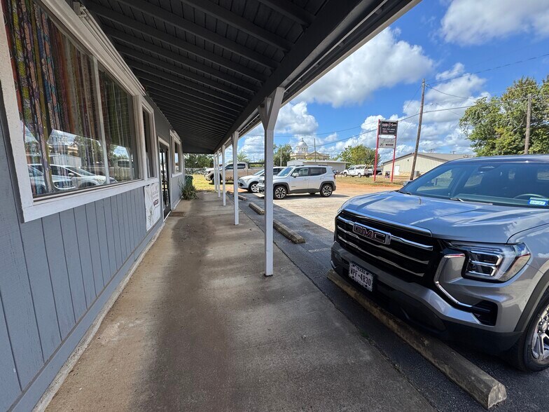More Photos Of 706 N Perry St, Palestine General Retail For Sale