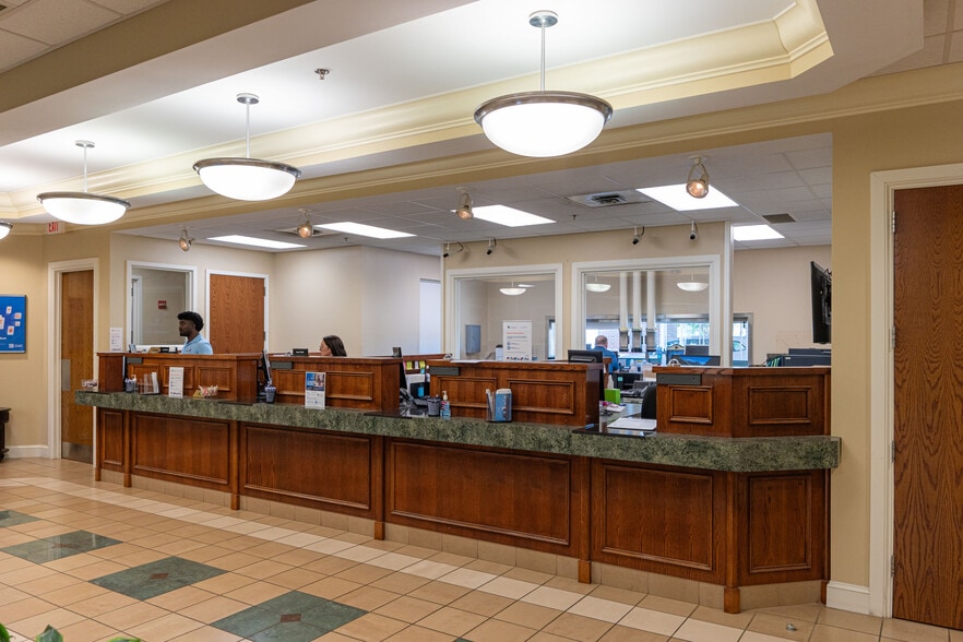 More Photos Of 1600 Highland Colony Pky, Madison Bank For Lease