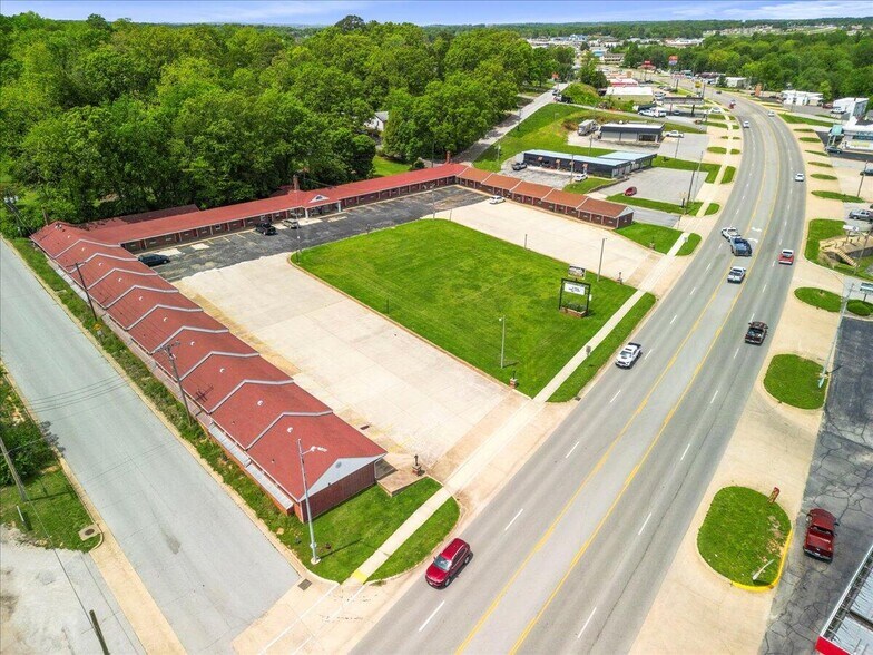 More Photos Of 505 Porter Wagoner Blvd, West Plains Hotel For Sale