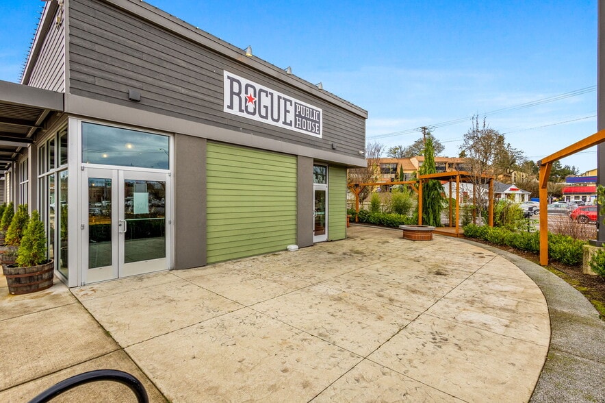 More Photos Of 555 9th St NW, Salem Bar For Lease