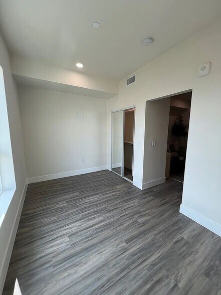 More Photos Of 211 E 55th St, Los Angeles Apartments For Sale