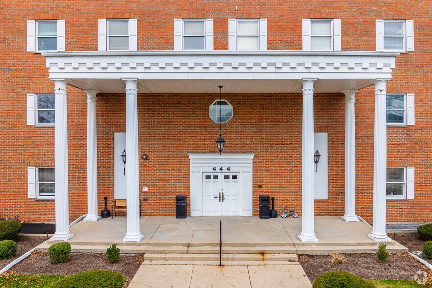 More Photos Of 444 N Northwest Hwy, Park Ridge Office For Lease