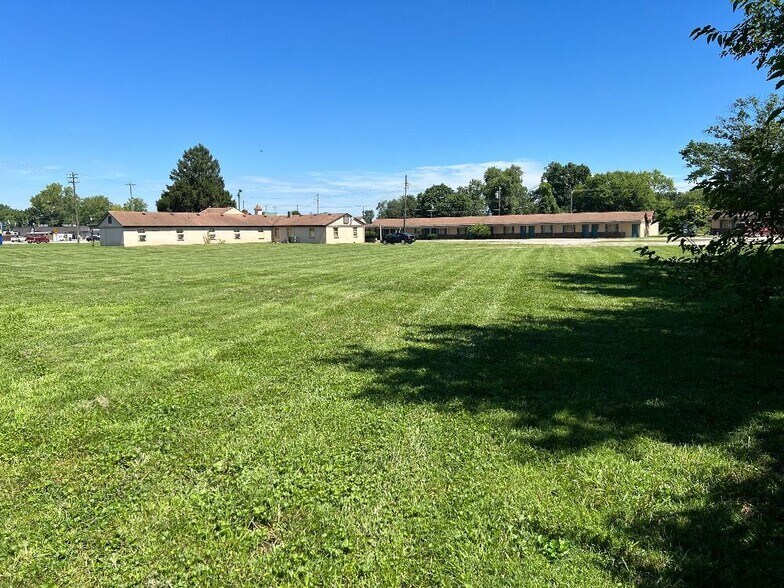 More Photos Of 1560 E 10th St, Jeffersonville Hotel For Sale