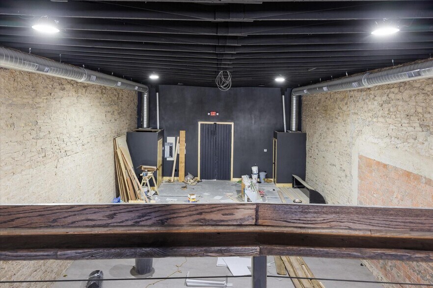 More Photos Of 114 NE Barnard St, Glen Rose Storefront For Lease