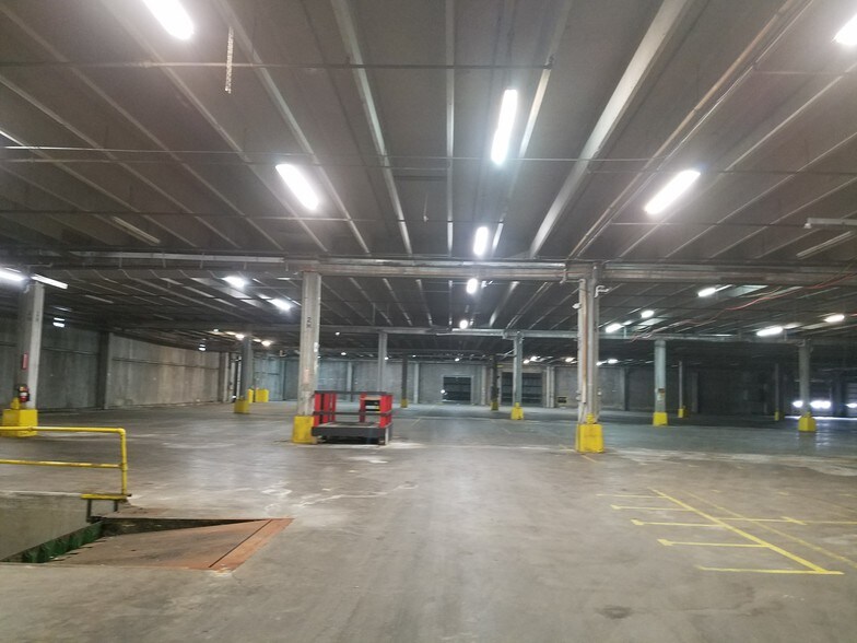 More Photos Of 1661 W Hill St, Louisville Manufacturing For Lease