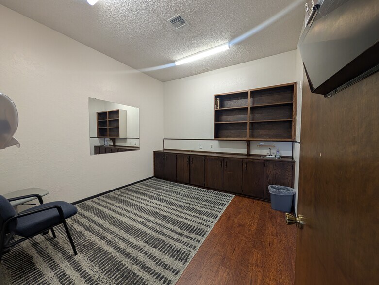 More Photos Of 902 W Kramer Rd, Burkburnett Flex For Sale