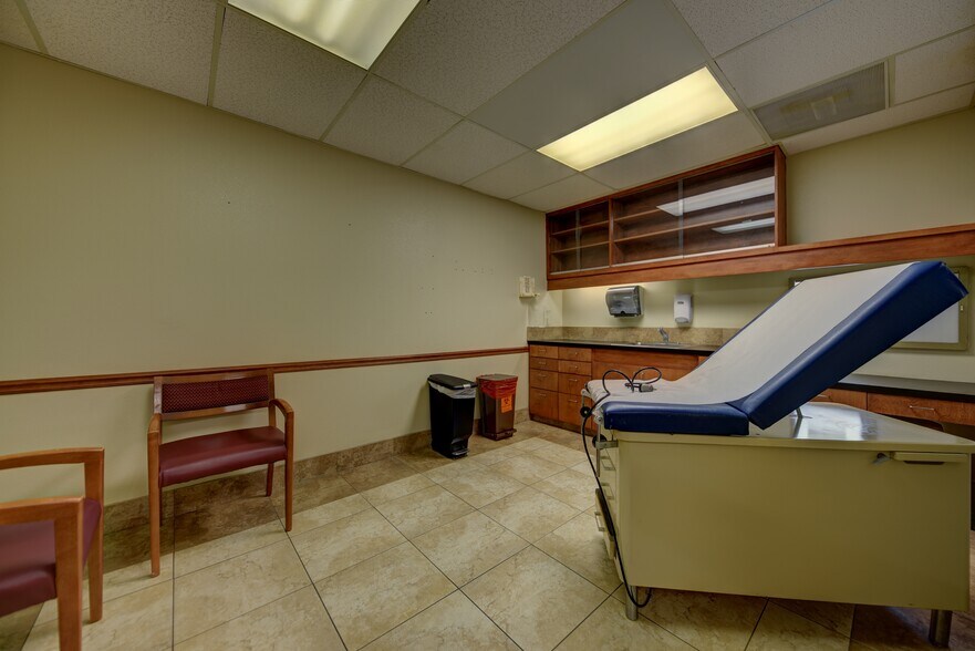 More Photos Of 501 E Washington Ave, Navasota Medical For Sale