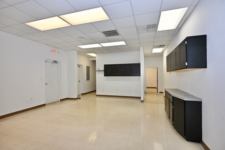 More Photos Of 418-428 Marlyn Ln, Alcoa Storefront Retail Office For Lease