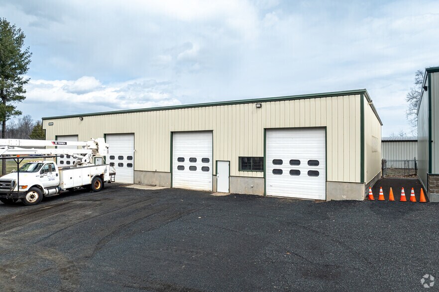 More Photos Of 50 Newberry Rd, East Windsor Service For Lease