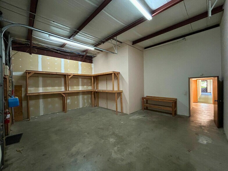 More Photos Of 2102-2112 W Vista, Springfield Light Manufacturing For Lease