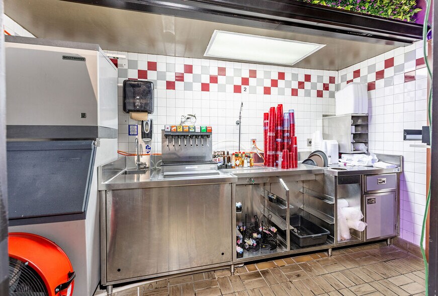 More Photos Of 1805 W 1st St, Springfield Restaurant For Lease