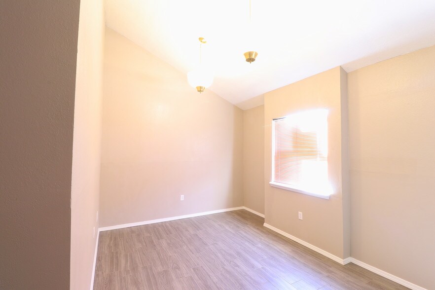 More Photos Of 2000 E Lohman Ave, Las Cruces Office For Lease