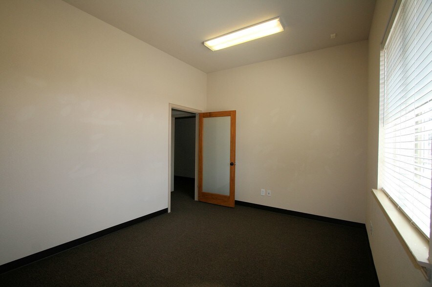 More Photos Of 200 S 14th St, Midlothian Medical For Sale