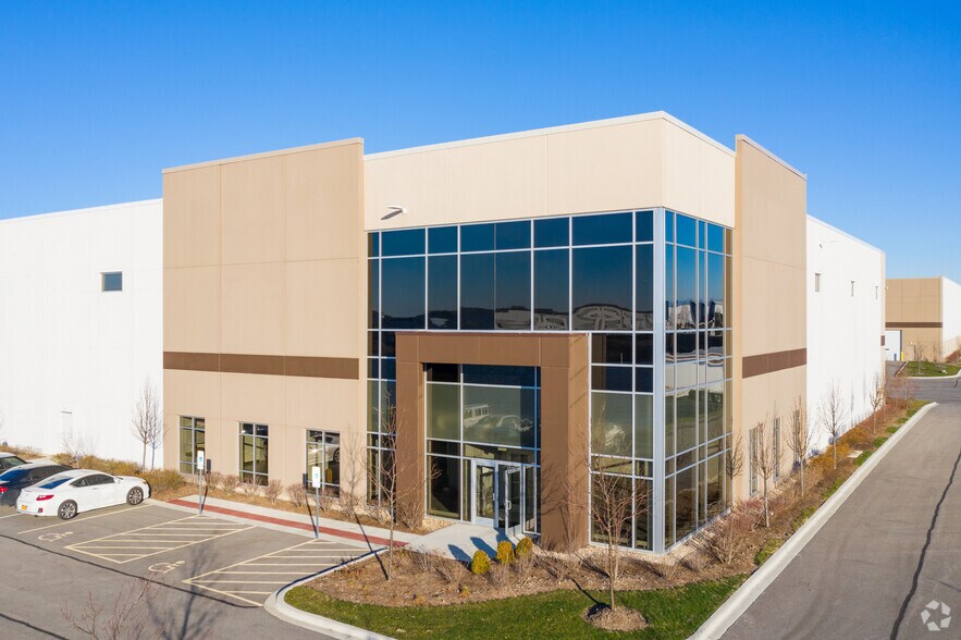 More Photos Of 3971 S Lakeside Dr, Waukegan Warehouse For Lease