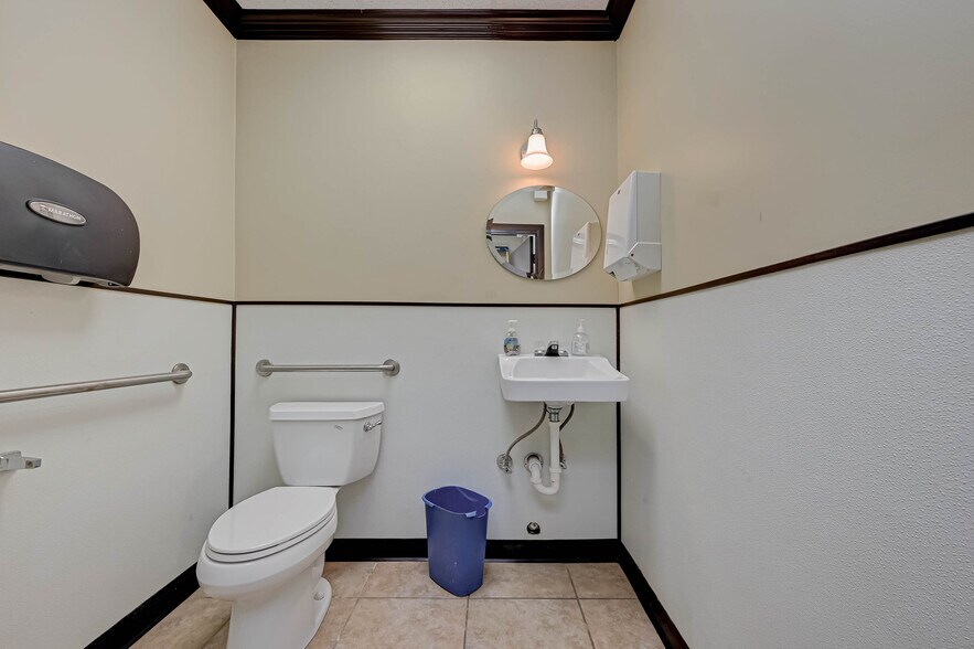 More Photos Of 3402 Amanda Ln, Houston Flex For Sale