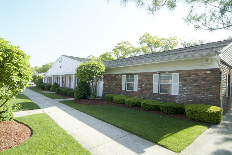 Primary Photo Of 1715-1743 N Ocean Ave, Medford Office Residential For Lease