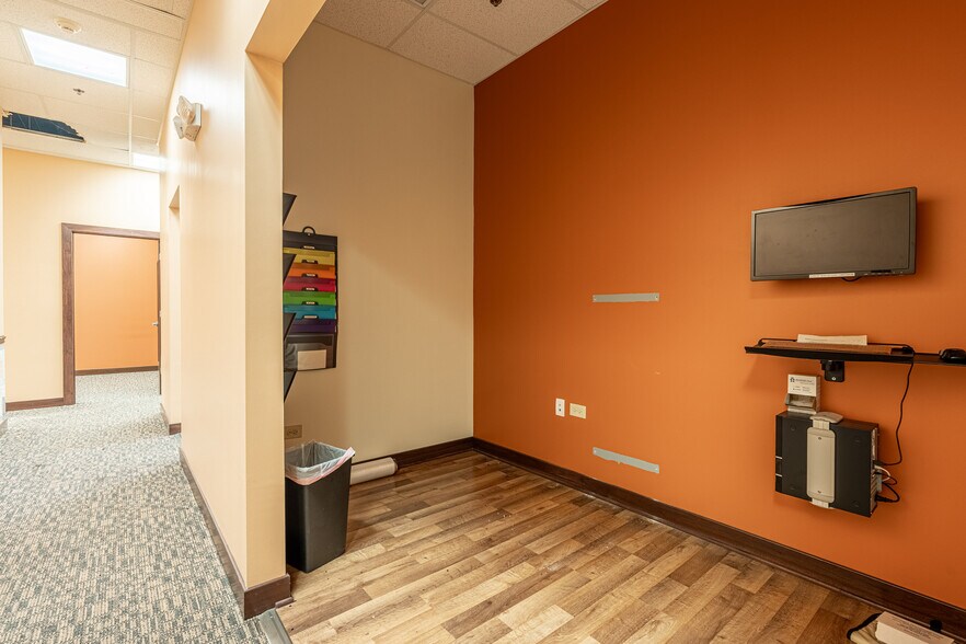 More Photos Of 644 Sheridan Rd, Winthrop Harbor Unknown For Lease