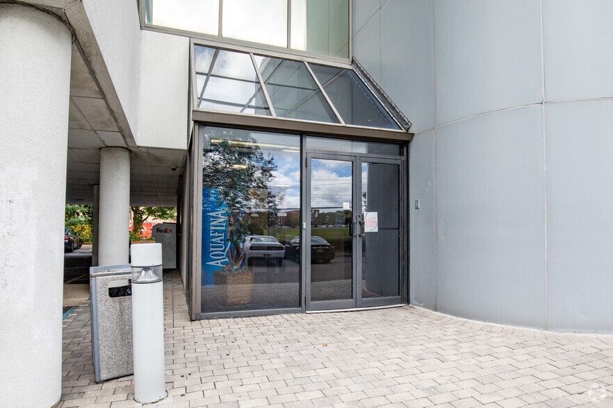 More Photos Of 527 Townline Rd, Hauppauge Office For Lease