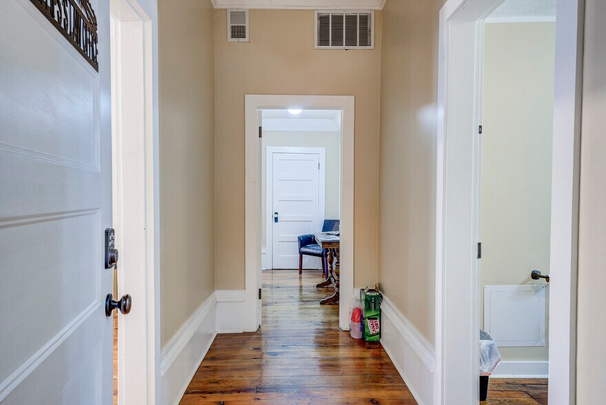 More Photos Of 107 E Main St, Jonesborough Storefront For Sale