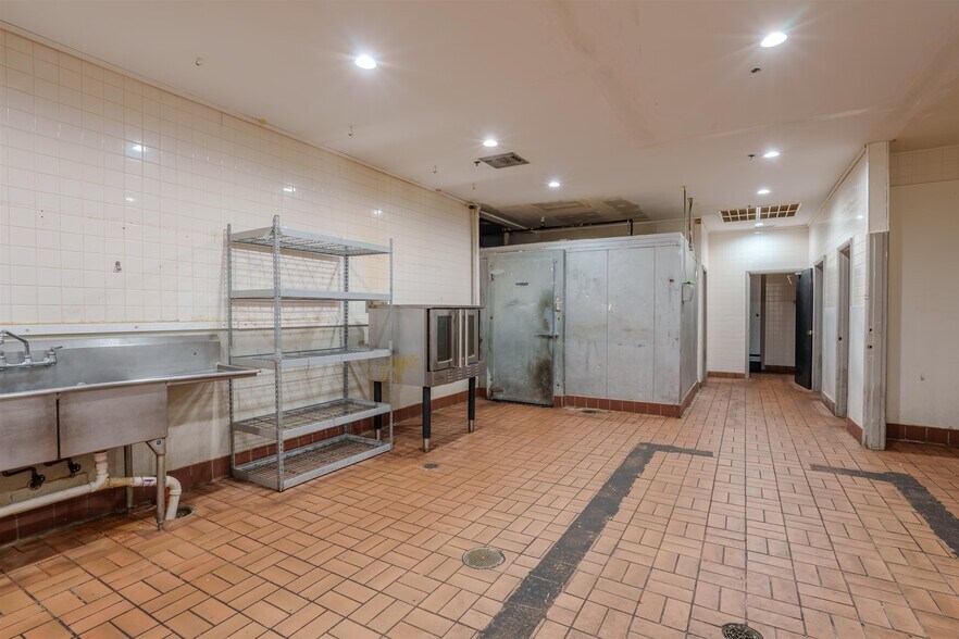 More Photos Of 4840 Hatch Blvd, Muscle Shoals Restaurant For Sale