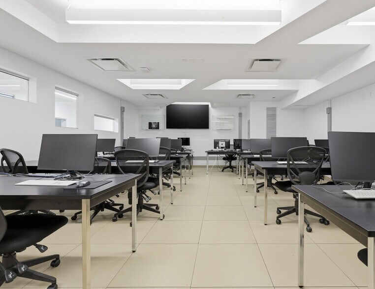 More Photos Of 3536 Boul Saint-Laurent, Montréal Office For Sale