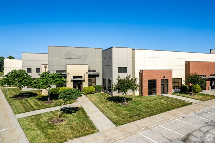 More Photos Of 2700-2740 Independence Ave, Lee's Summit Light Distribution For Lease