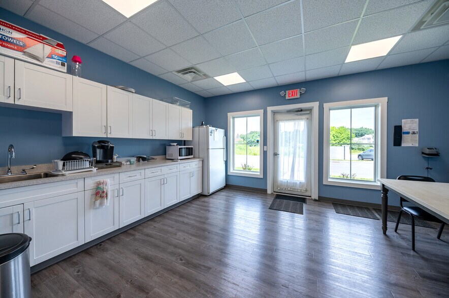 More Photos Of 74 Erin Dr, Morgantown Office For Sale