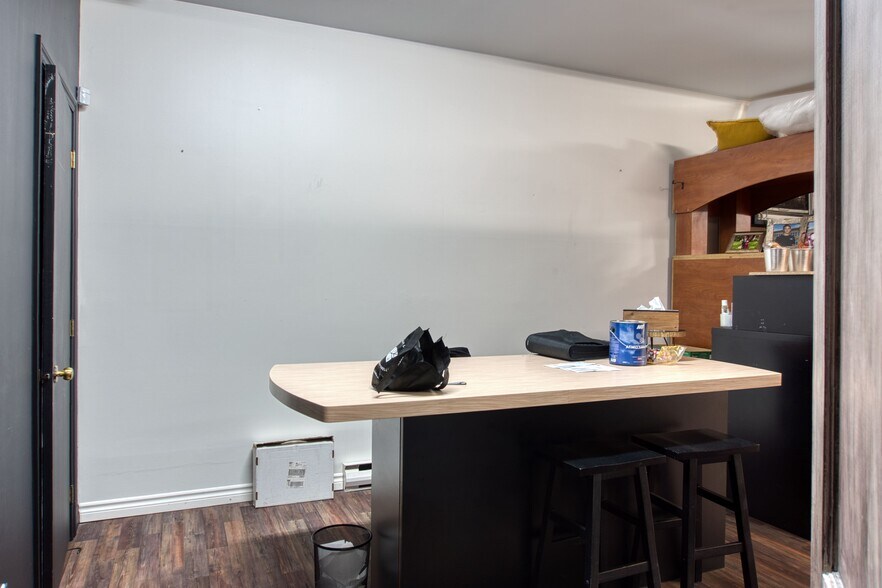 More Photos Of 1578 Av Saint-Louis, Plessisville General Retail For Sale