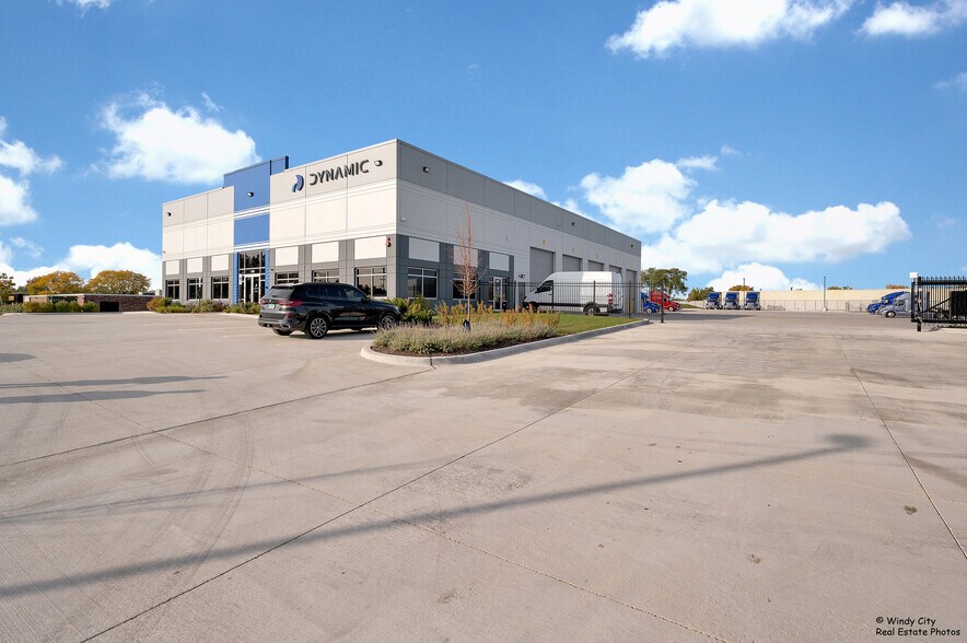 More Photos Of 250 N Schmale Rd, Carol Stream Warehouse For Lease