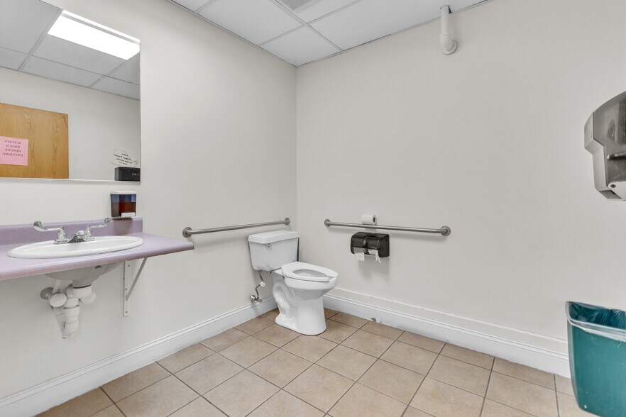 More Photos Of 42 Summer St, Pittsfield Medical For Sale