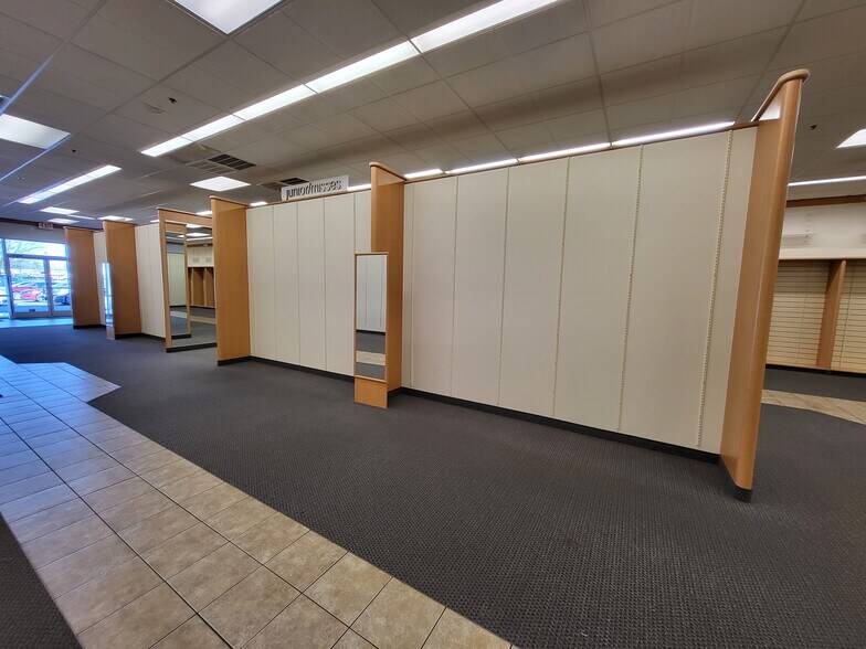 More Photos Of 3201 Lusk Dr, Neosho Storefront For Lease