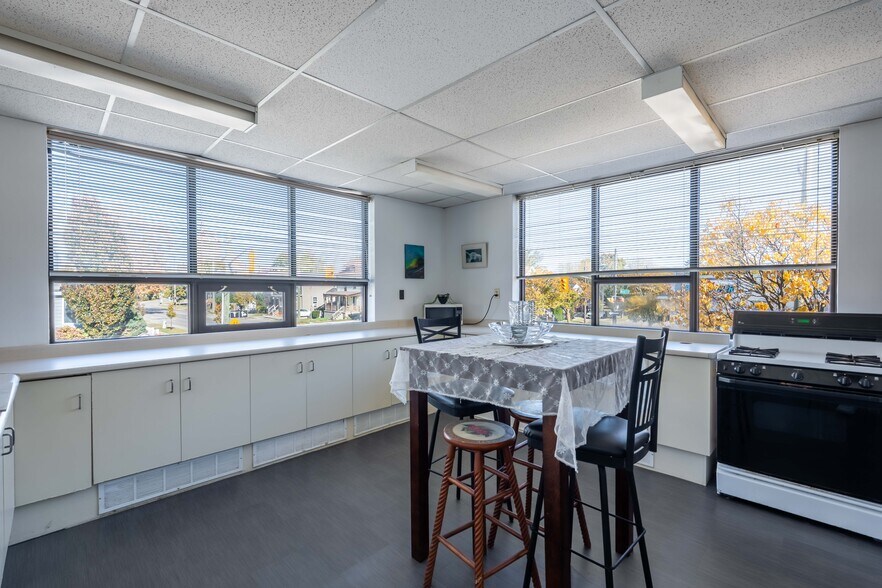 More Photos Of 219 Lochiel St, Sarnia General Retail For Sale