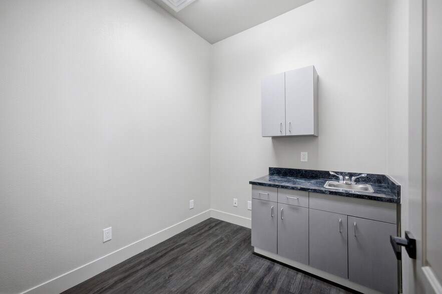 More Photos Of 3939 N Stockton Hill Rd, Kingman Office For Lease